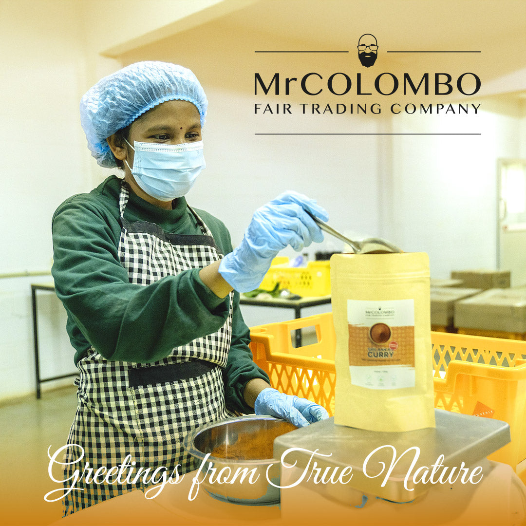 MrCOLOMBO Mitarbeiterin füllt Sri Lankan Curry Pulver in Beutel ab in der Produktionsstätte in Sri Lanka. Greetings from True Nature.
