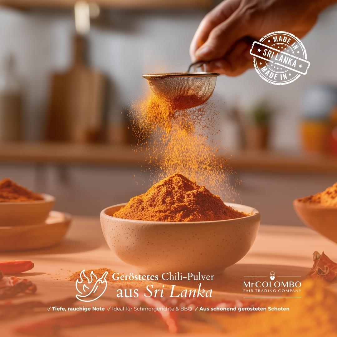 Chilipulver wird durch ein Sieb in einen Tontopf gerieben | Geröstetes Chili-Pulver als Cover Schrift mit weiteren Details.