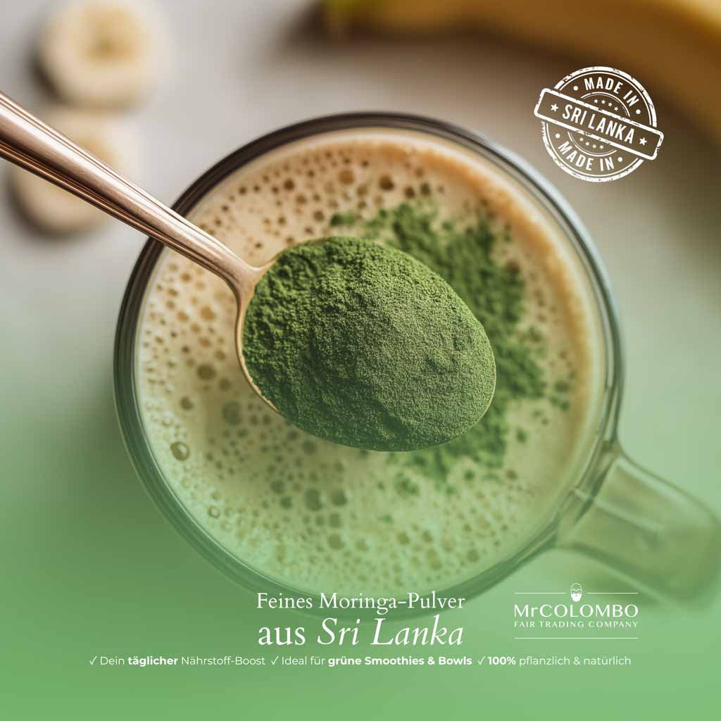 Löffel mit feinem Moringa Pulver über einem Smoothie | rein pflanzlich aus Sri Lanka von Mr. Colombo.