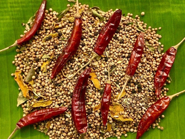 Einzelgewürze für Sri Lanka Curry auf Bananenblatt - Koriander, getrocknete Chili und Kurkuma aus Sri Lanka | MrCOLOMBO