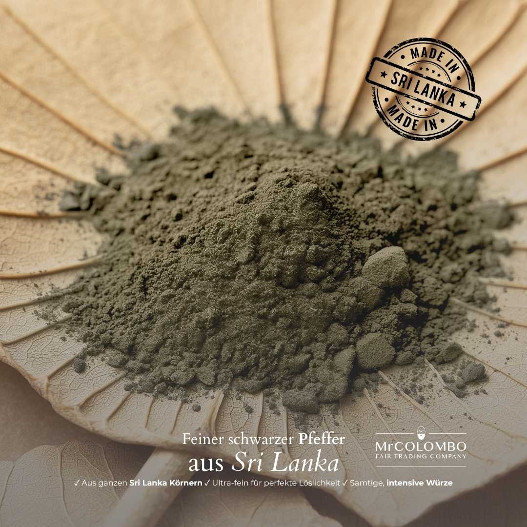 Feinst gemahlenes schwarzes Pfefferpulver auf Naturblatt | intensiv und aromatisch aus Sri Lanka.