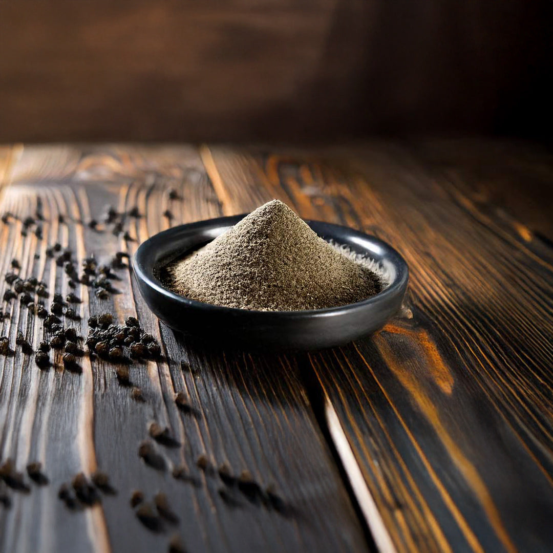 In der Küche ist schwarzer Pfeffer äußerst vielseitig einsetzbar. Er passt zu nahezu allen herzhaften Gerichten wie Fleisch-, Fisch- und Gemüsegerichten sowie Suppen und Saucen. 