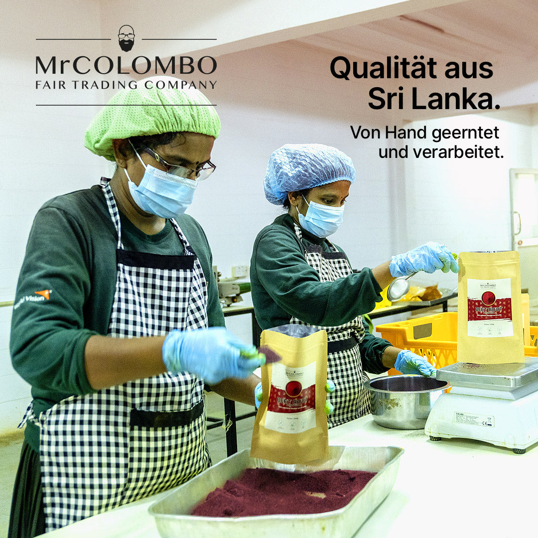 MrCOLOMBO Mitarbeiterinnen befüllen Beetroot Powder in Beutel. Bio Verarbeitung mit Präzision und Handarbeit.
