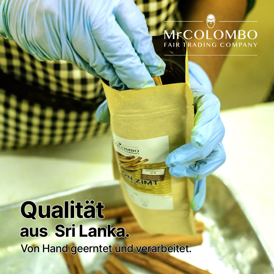 MrCOLOMBO Mitarbeiterin befüllt Beutel mit Ceylon Zimt Sticks. Von Hand geerntet und verarbeitet in Sri Lanka.