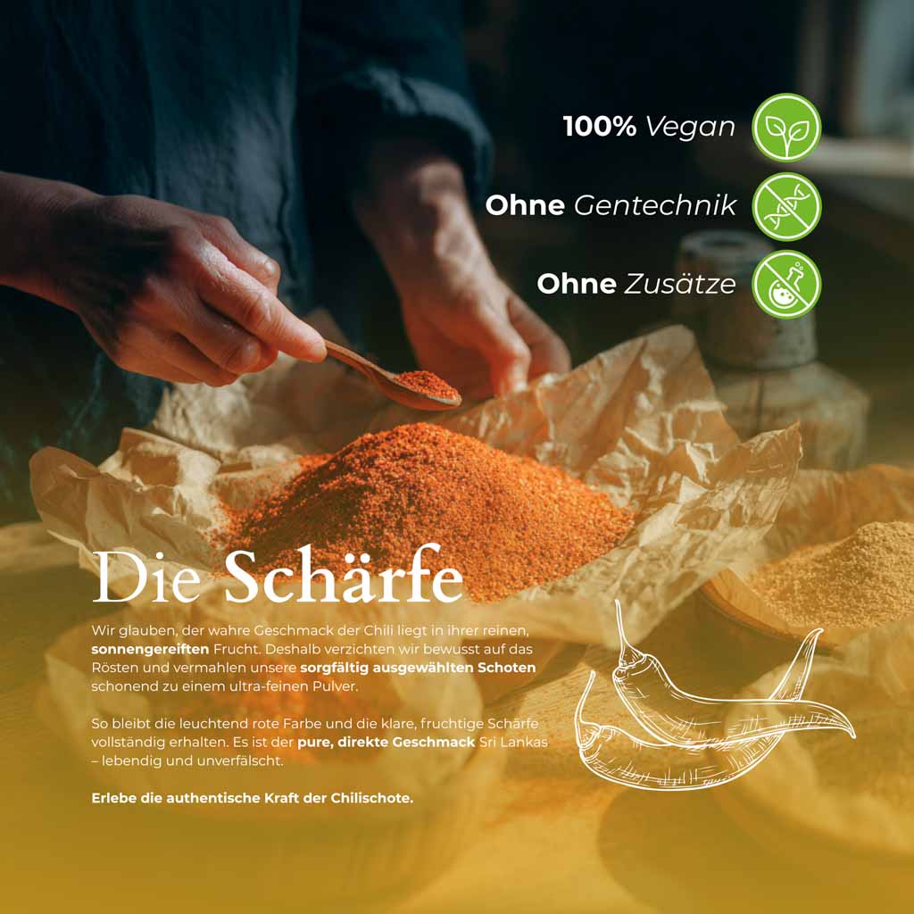 Sorgfältige Verarbeitung roter Chilischoten zu feinem Pulver | Das Pulver wird von einem Mitarbeiter und einem Holzlöffel vom Haufen genommen | reine, authentische Schärfe.