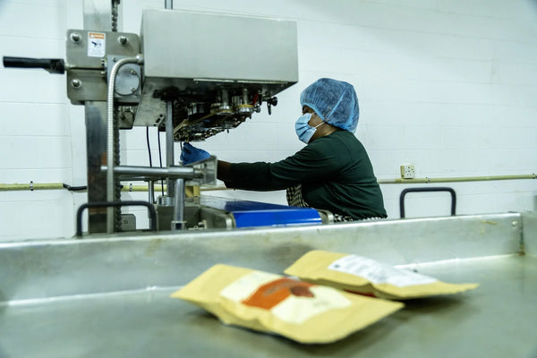 Sonnentrocknung und Aflatoxin-Laborprüfung der Chili-Früchte im Partner-Betrieb in Sri Lanka - EU-konforme Qualitätssicherung pro Charge