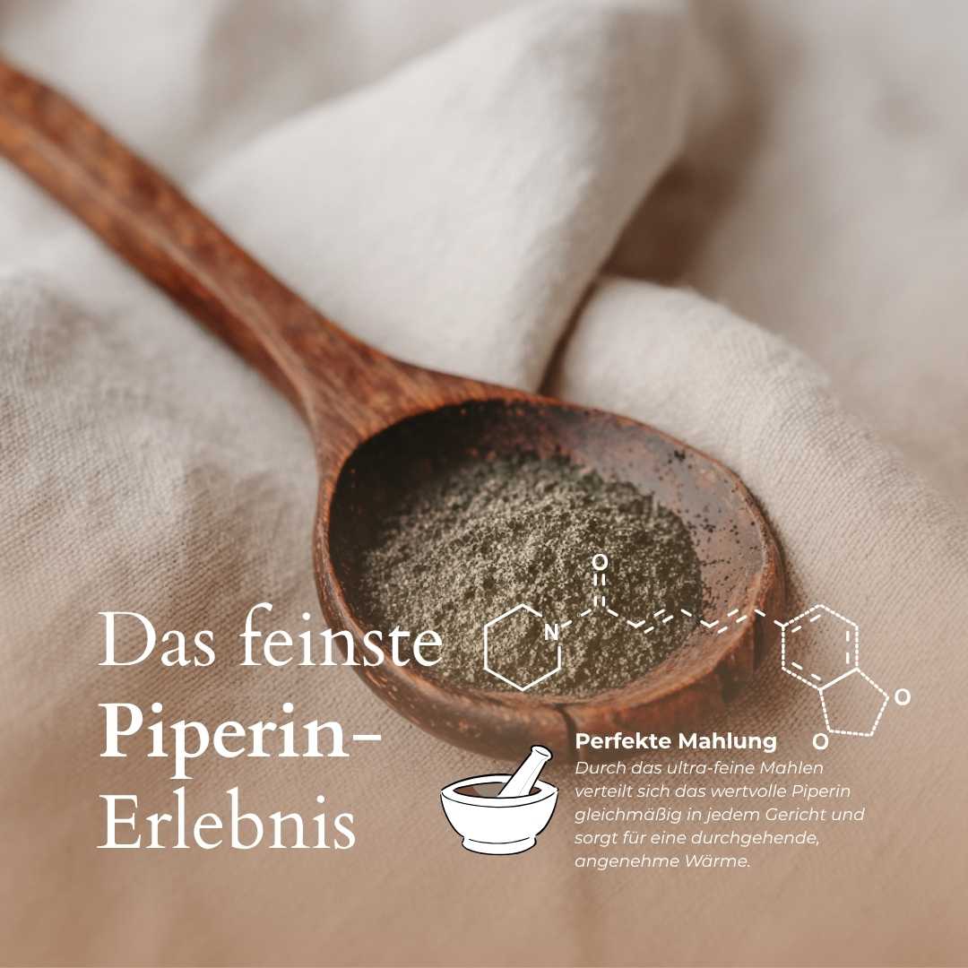 Schwarzes Pfefferpulver mit Pfefferpulver im Holzlöffel | gleichmäßige Schärfe durch perfekte Mahlung.