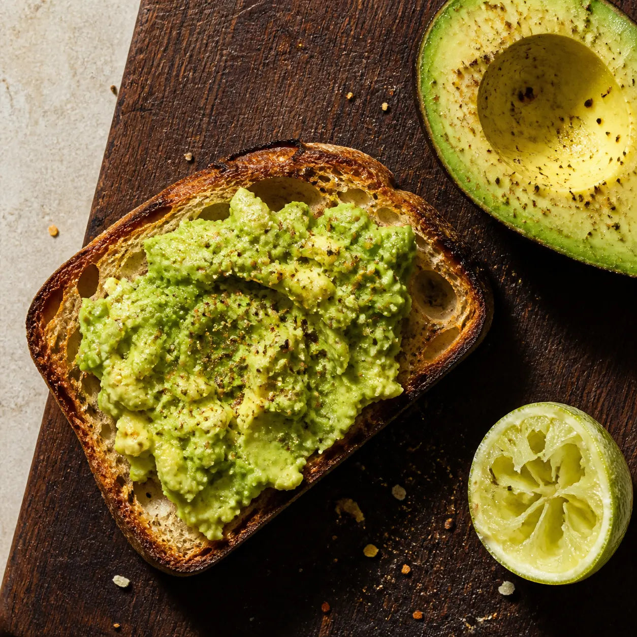 Avocado-Bowl mit Reis, Gurke, Tomaten, Limette und Ceylon Avocado Gewürz