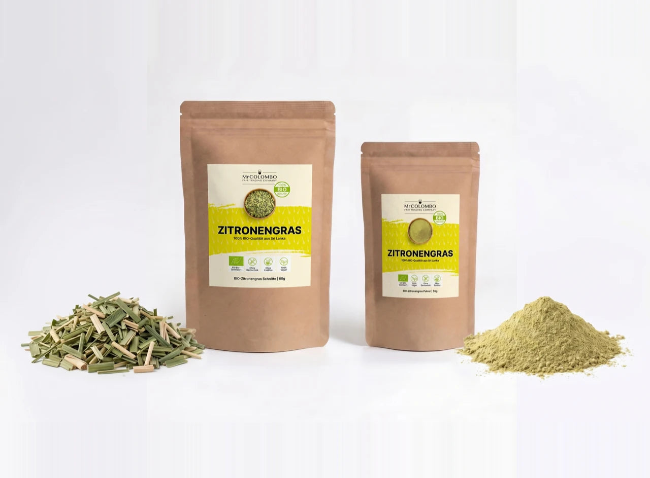 MrCOLOMBO Bio-Zitronengras aus Sri Lanka als Endprodukt - zwei Tüten Schnitte 80 g und Pulver 50 g, daneben ein Häufchen geschnittenes Zitronengras und ein Häufchen Zitronengras-Pulver