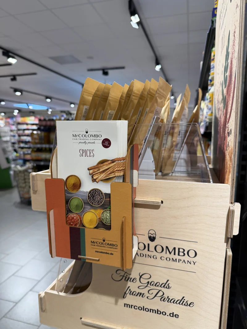 Detailansicht des MrCOLOMBO-Verkaufsdisplays im EDEKA Bernotti Stadthagen - Fine Goods from Paradise, Gewürze direkt aus Sri Lanka