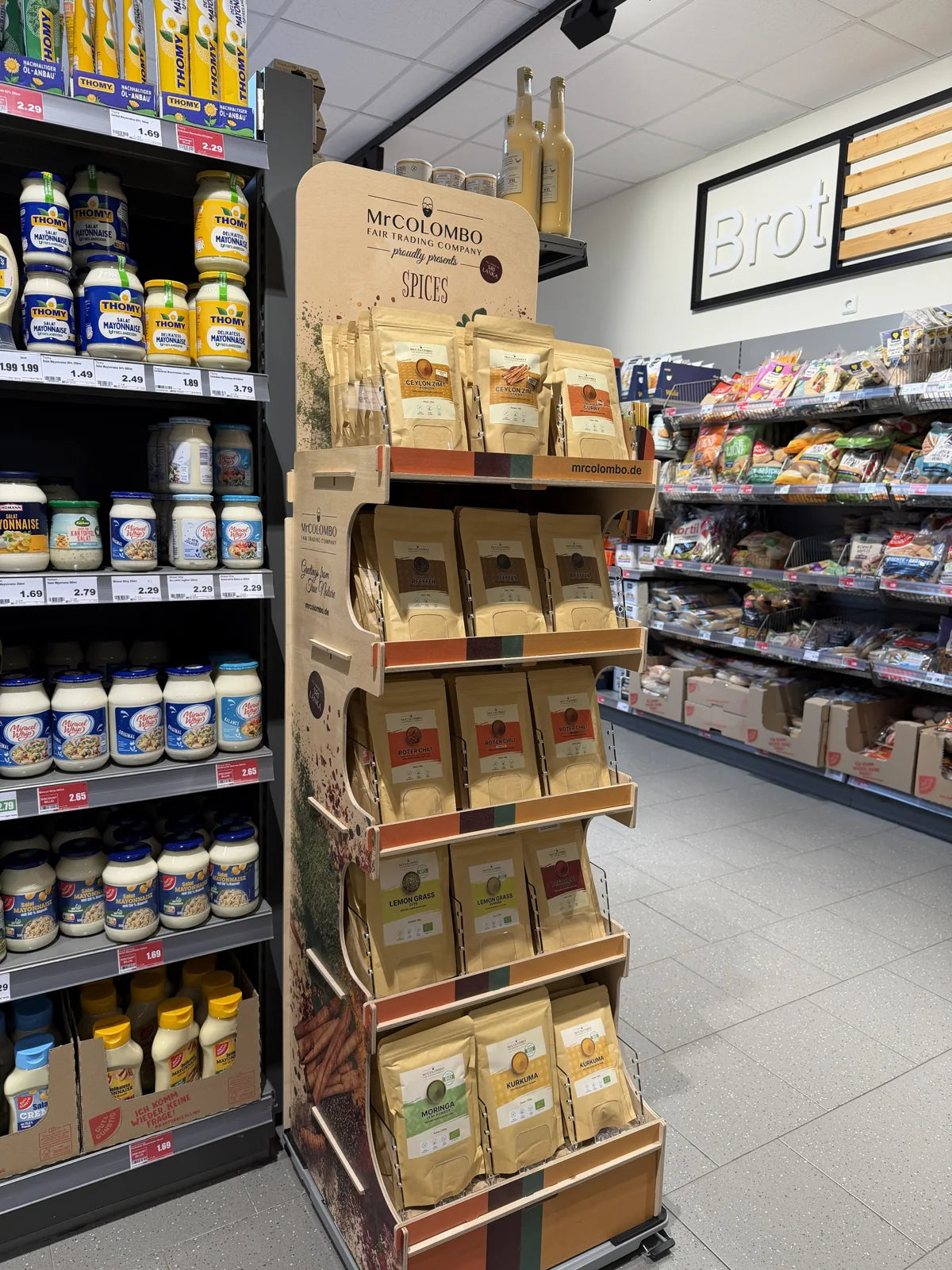 MrCOLOMBO Gewürz-Verkaufsdisplay aus Holz im EDEKA Bernotti in Stadthagen - Gewürze aus Sri Lanka (Kurkuma, Ceylon Zimt, Pfeffer, Chili, Lemongrass, Moringa) im Einzelhandel