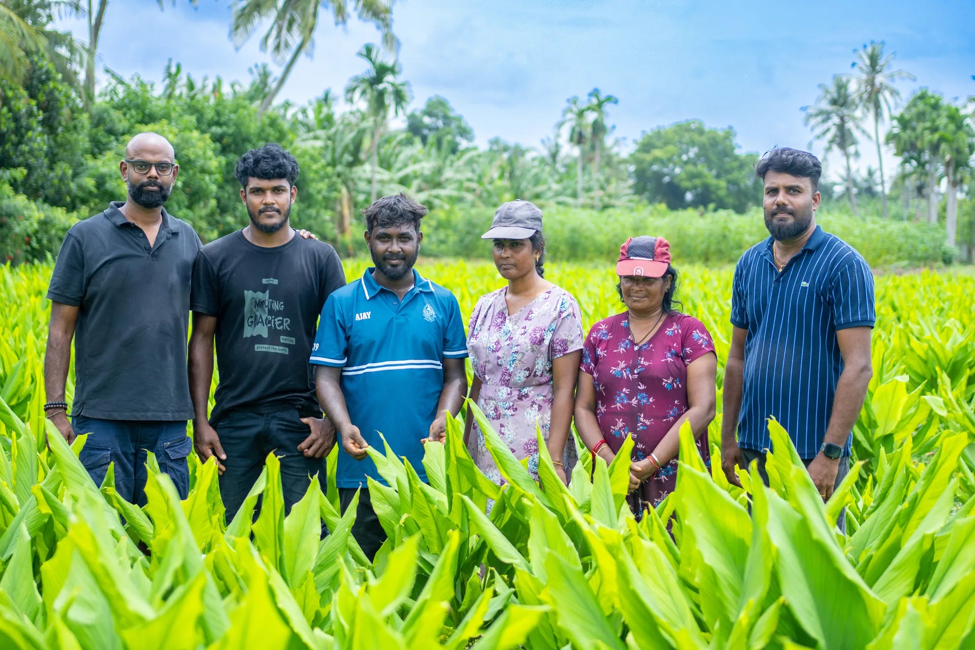 JR-Janathan Rajakumar gemeinsam mit fünf Mitgliedern einer Partnerfamilie im Kurkuma-Feld in Jaffna Sri Lanka - persönlicher Direktkontakt zu den Anbaupartnern, transparente Lieferkette ohne Zwischenhandel