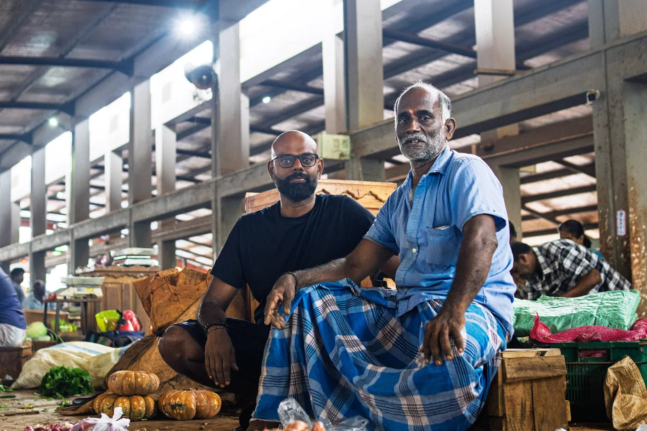 JR-Janathan Rajakumar conversando con dos comerciantes tamiles locales en el mercado semanal de Jaffna en el norte de Sri Lanka - intercambio personal con la gente del lugar, vínculo directo con la cadena de suministro